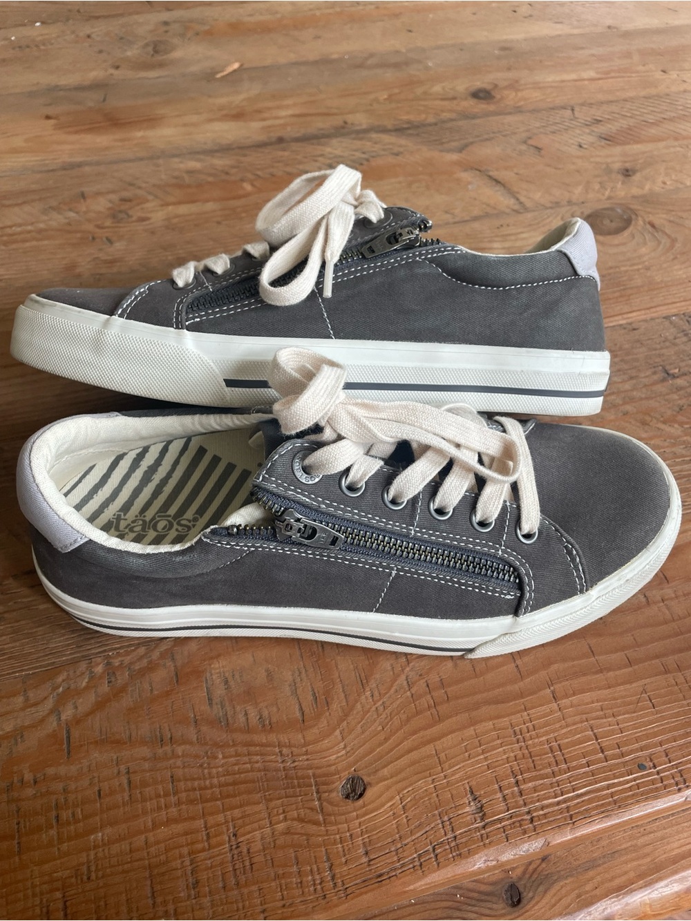 Taos z sole Woman’s zipper sneakers